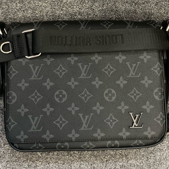 LOUIS VUITTON Messenger District PM Monogram Eclipse